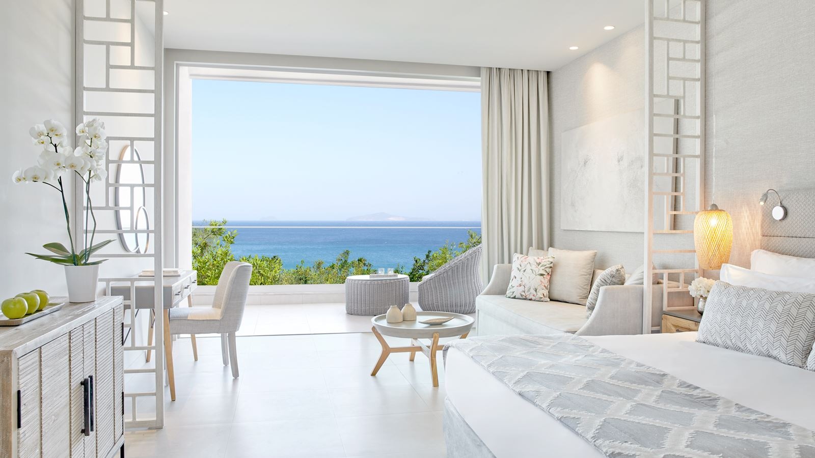 rooms-junior-suite-sea-view-with-balcony