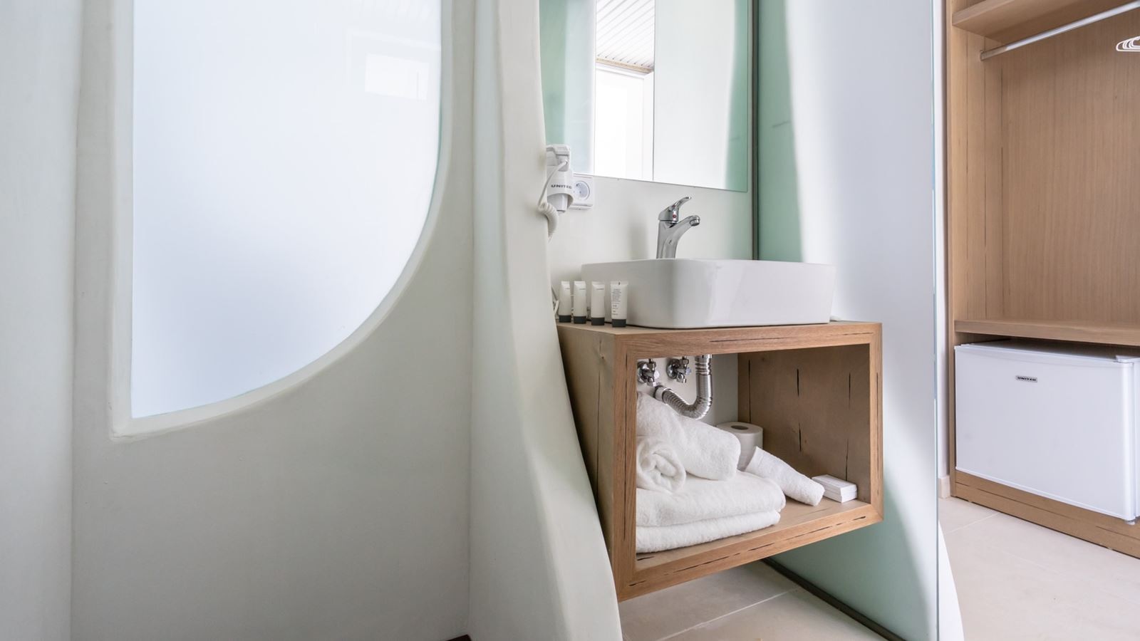 rooms-deluxe-double-room-with-balcony