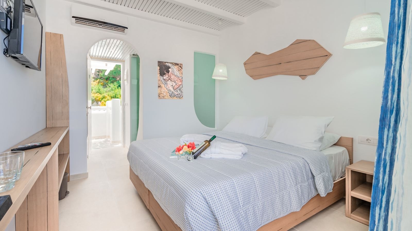 rooms-deluxe-double-room-with-balcony