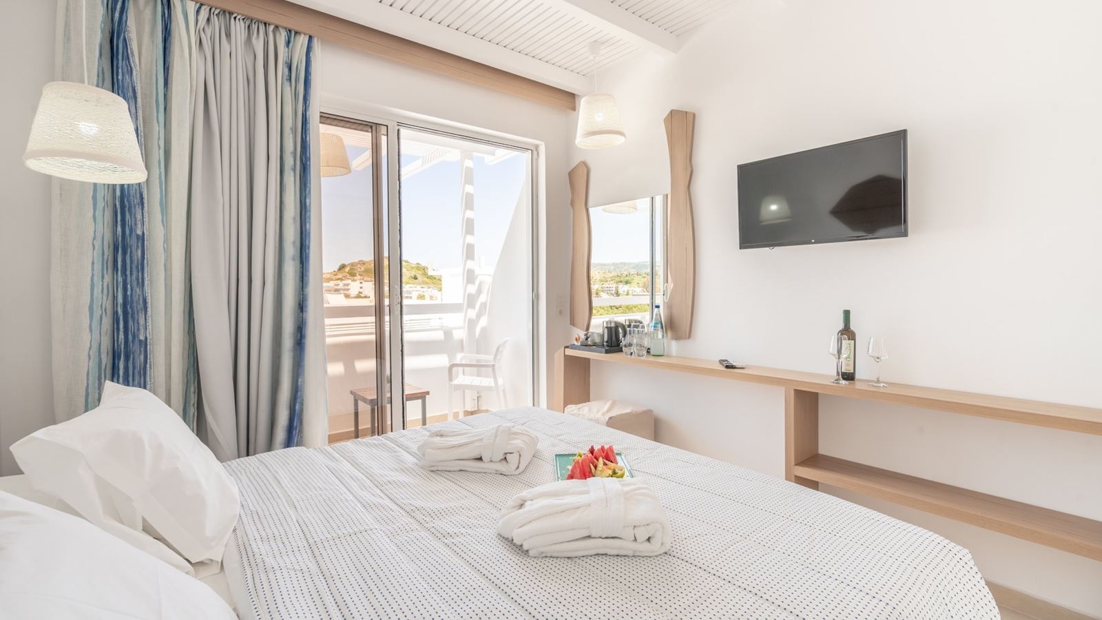 rooms-deluxe-double-room-with-balcony