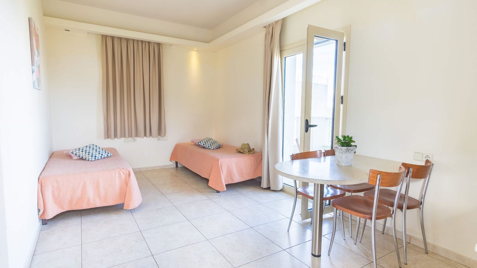 rooms-superior-1-bedroom-apartment-balcony-or-terrace