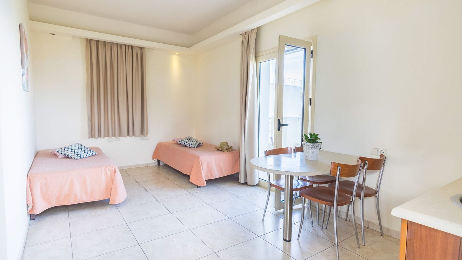 rooms-superior-1-bedroom-apartment-balcony-or-terrace