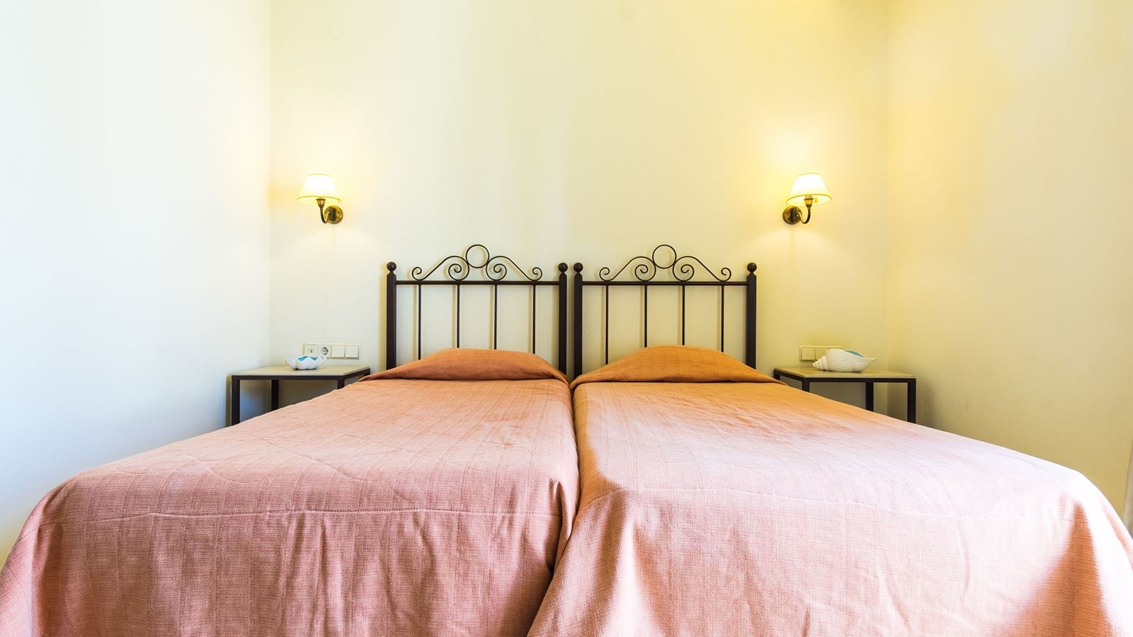 rooms-superior-1-bedroom-apartment-balcony-or-terrace