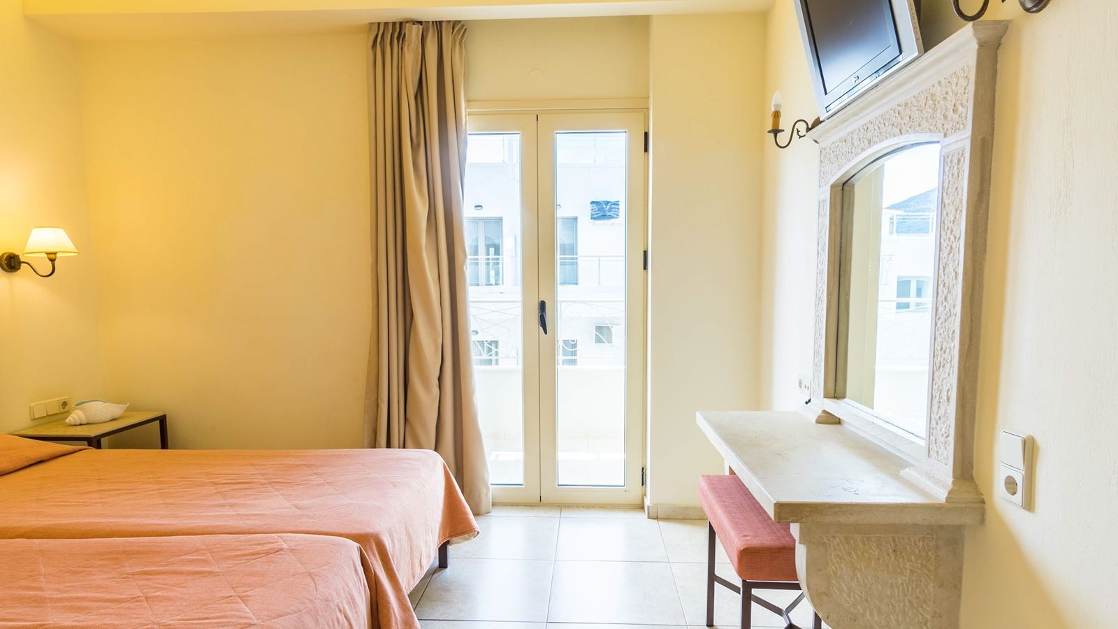 rooms-superior-1-bedroom-apartment-balcony-or-terrace