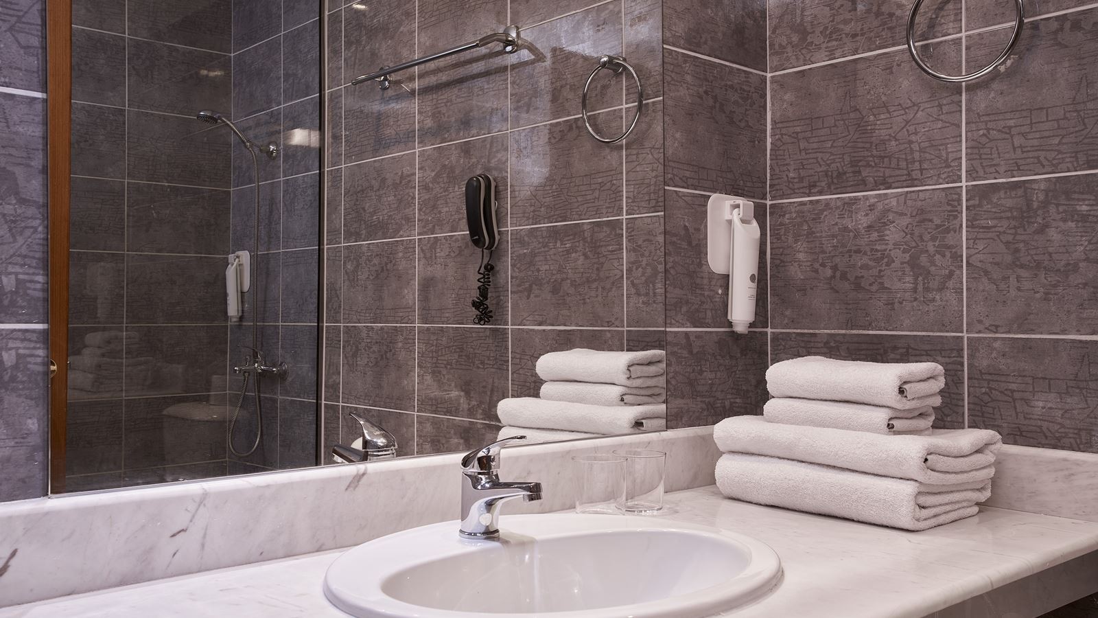 rooms-family-comfort-rooms-with-garden-view