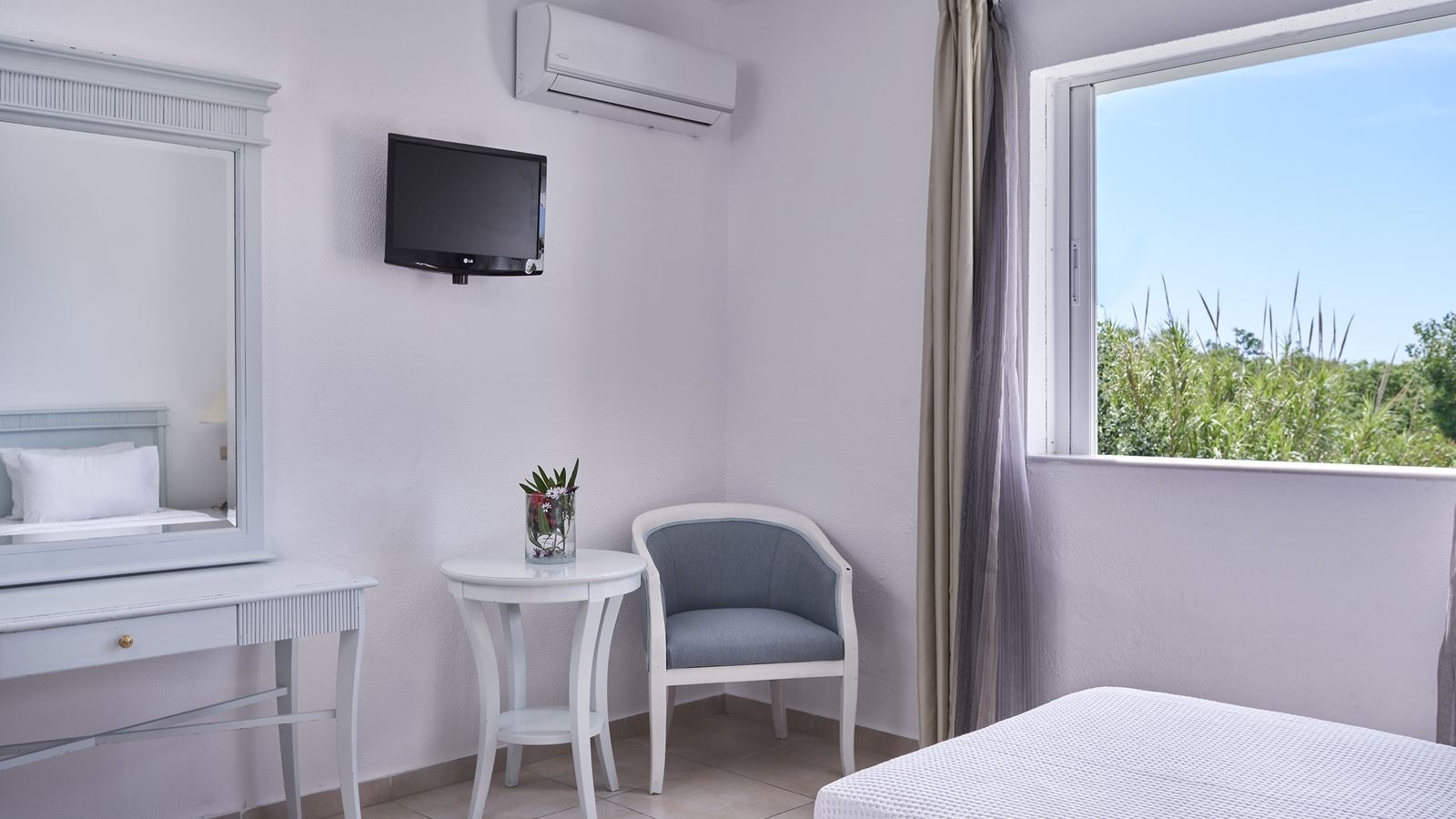 rooms-family-rooms-with-garden-view