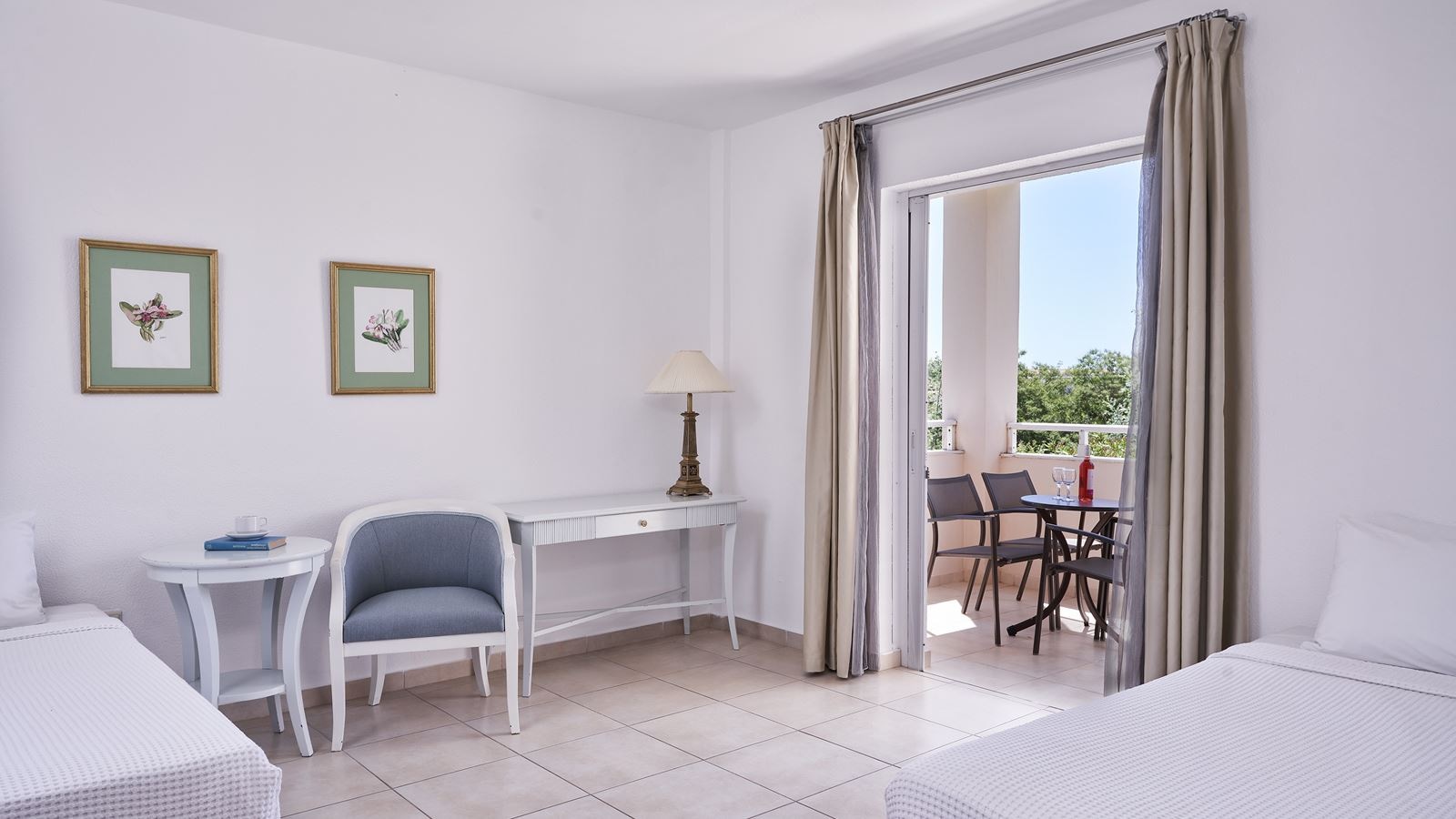 rooms-family-rooms-with-garden-view