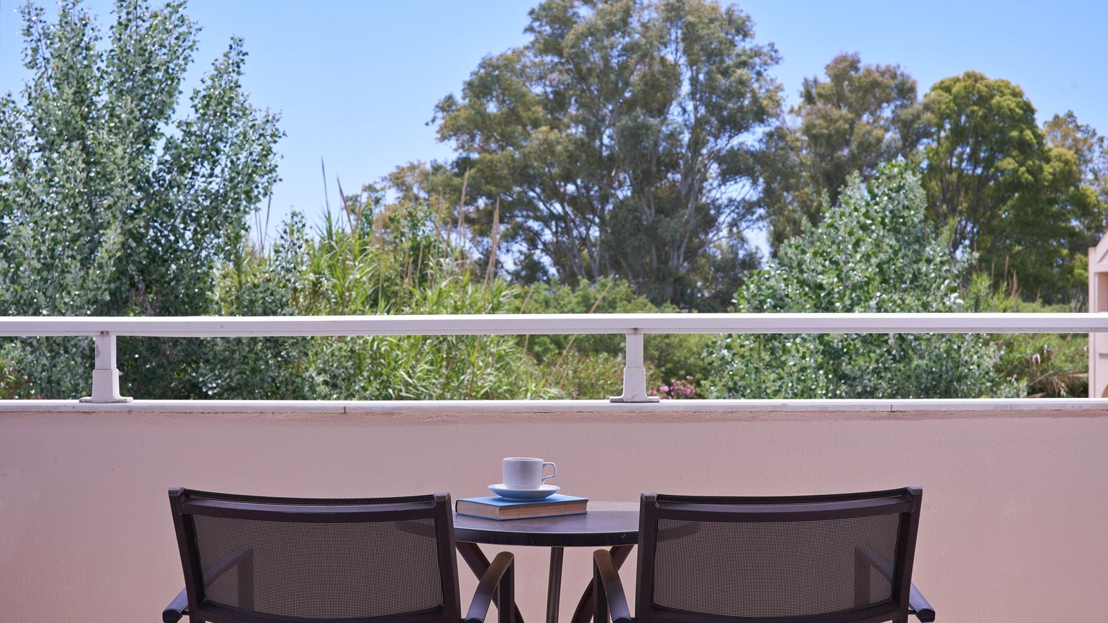 rooms-family-rooms-with-garden-view