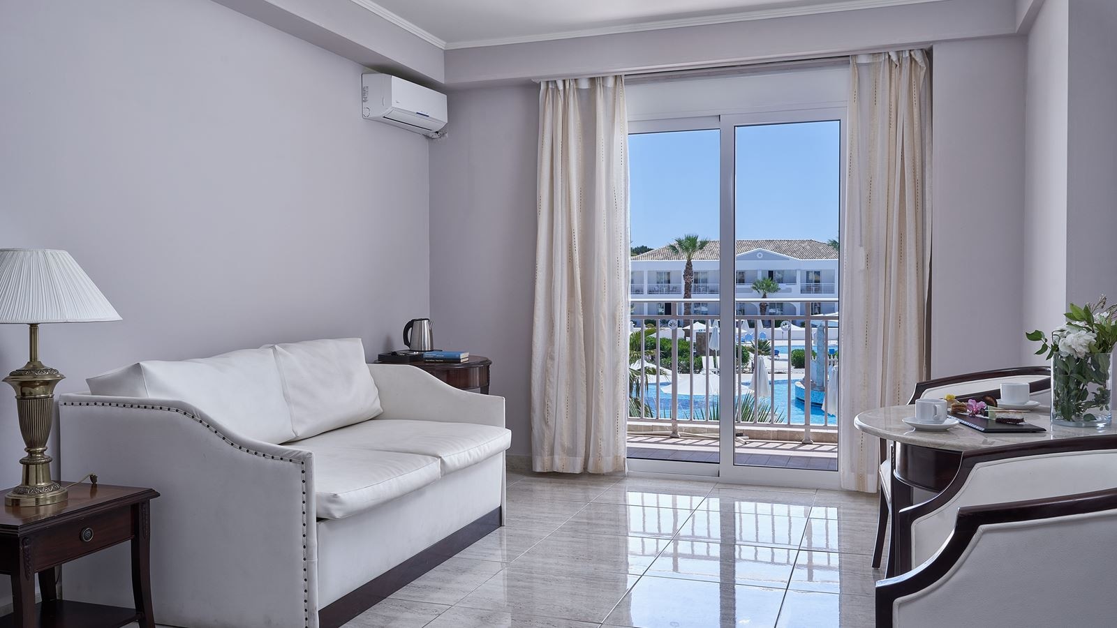rooms-junior-suites-with-side-sea-view