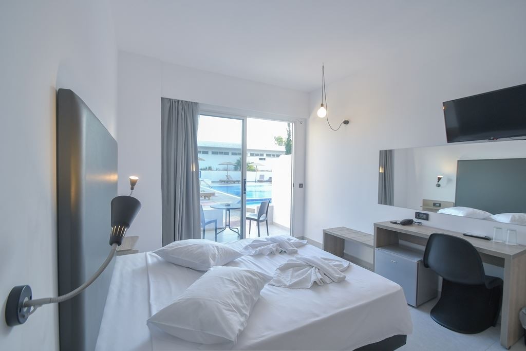 rooms-double-room-with-sharing-pool