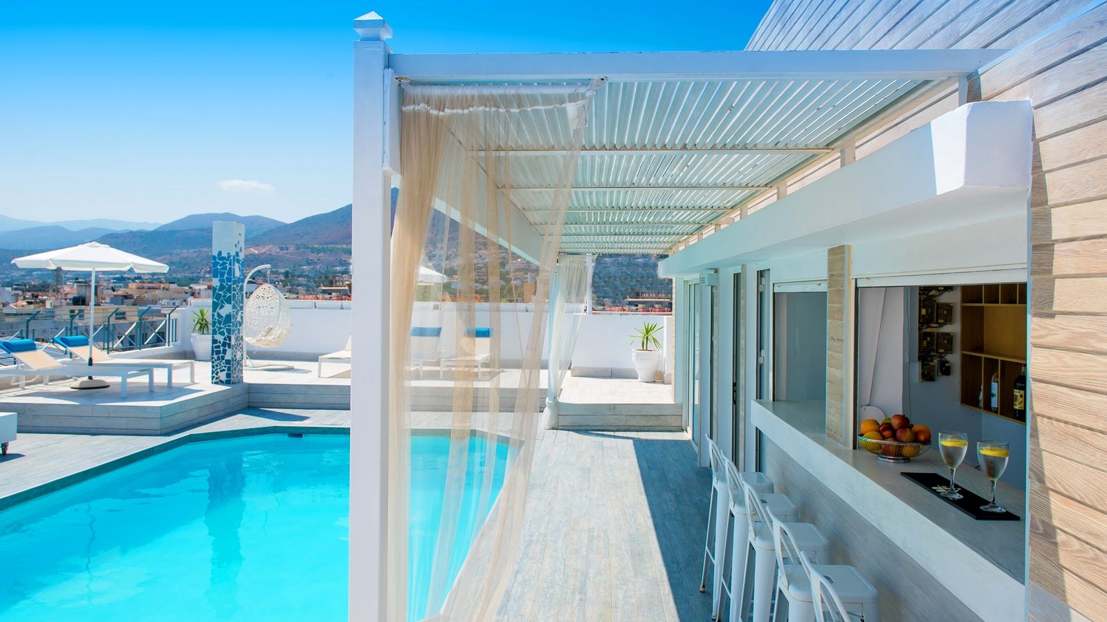 bars-senses-roof-pool-bar