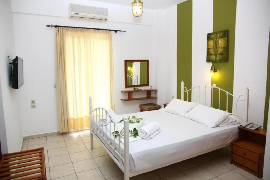 rooms-apartment-1-bedroom-poolview