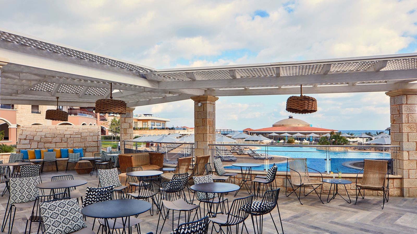 bars-splash-pool-bar