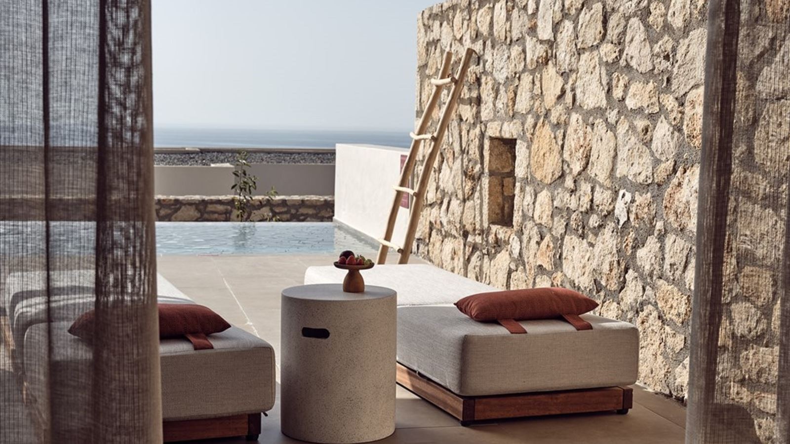 rooms-grand-deluxe-sea-view-with-sharing-pool