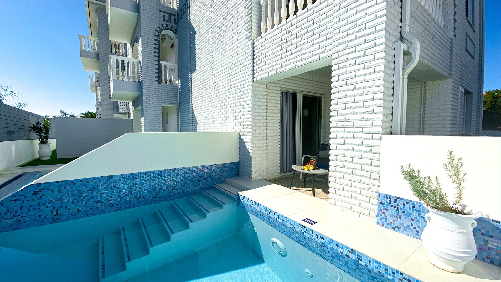 rooms-master-suite-with-private-pool