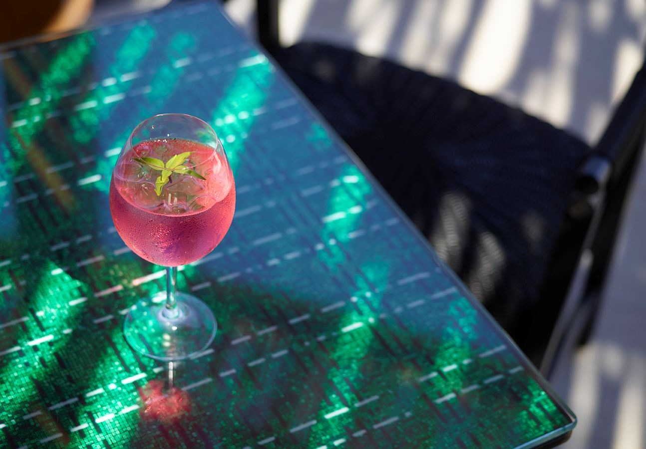 restaurants-enastron-pool-bar