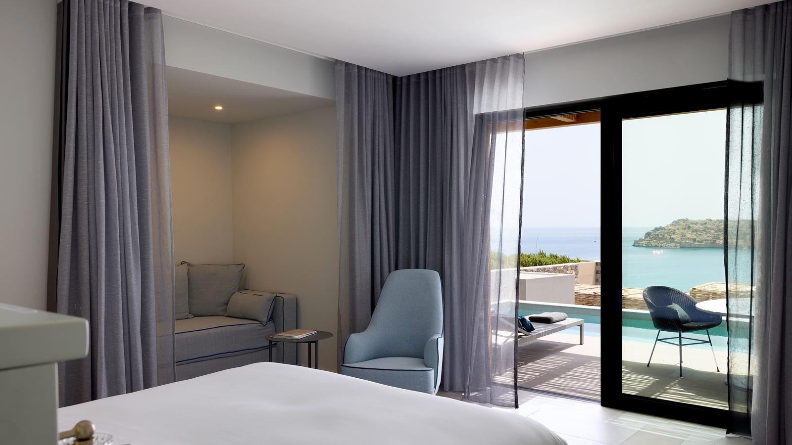 rooms-superior-family-room-with-private-pool-sea-view