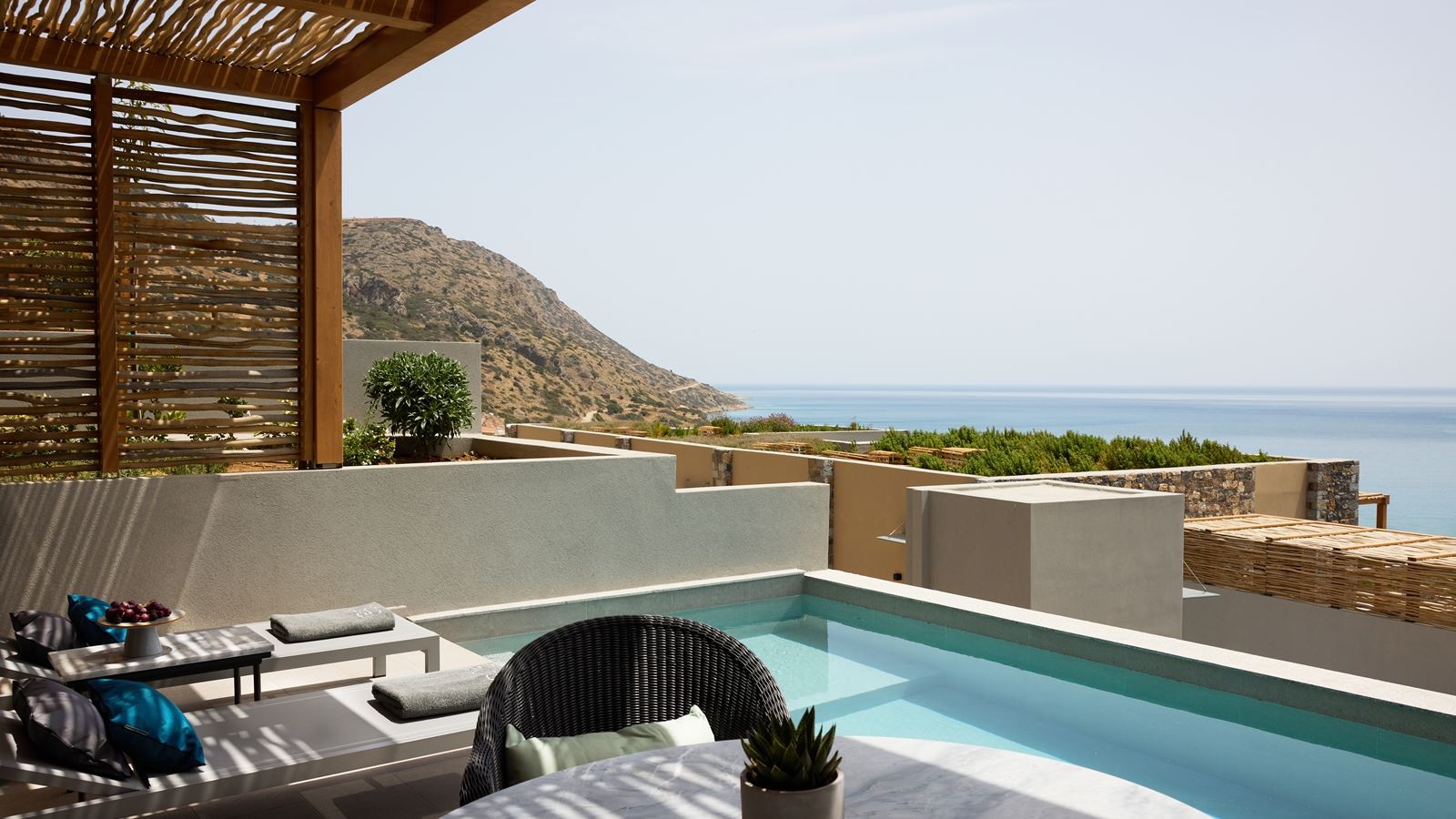 rooms-superior-family-room-with-private-pool-sea-view