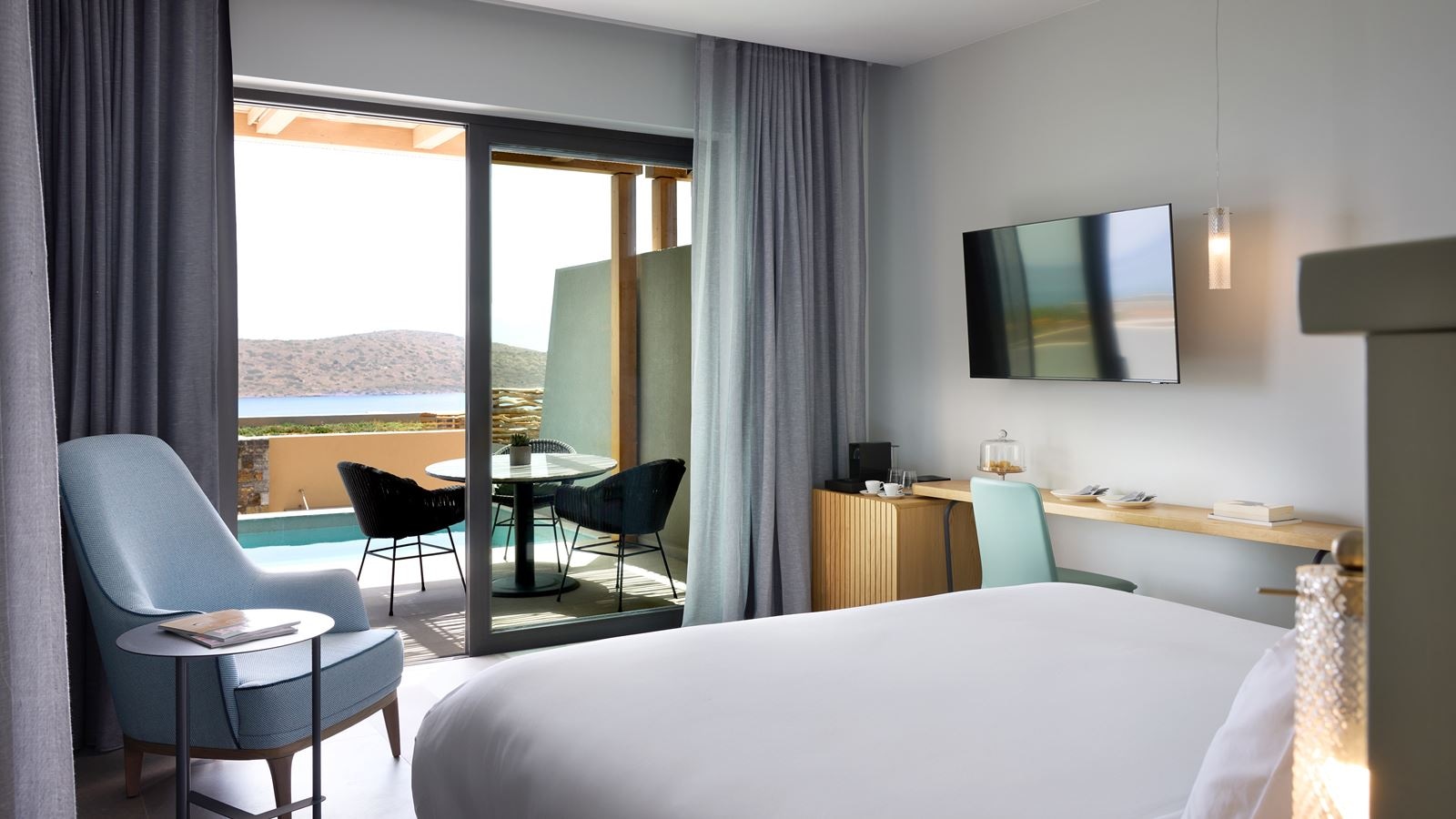 rooms-superior-family-room-with-private-pool-sea-view