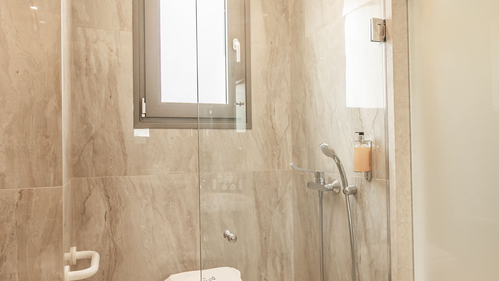 rooms-double-or-twin-room-for-disabled