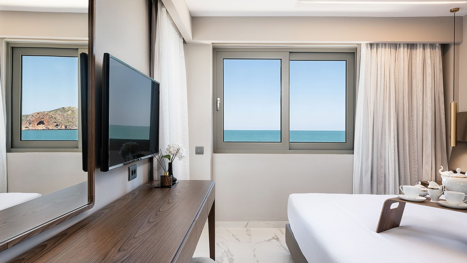 rooms-serenity-suite-1-bedroom-sideseaview-balcony-or-terrace