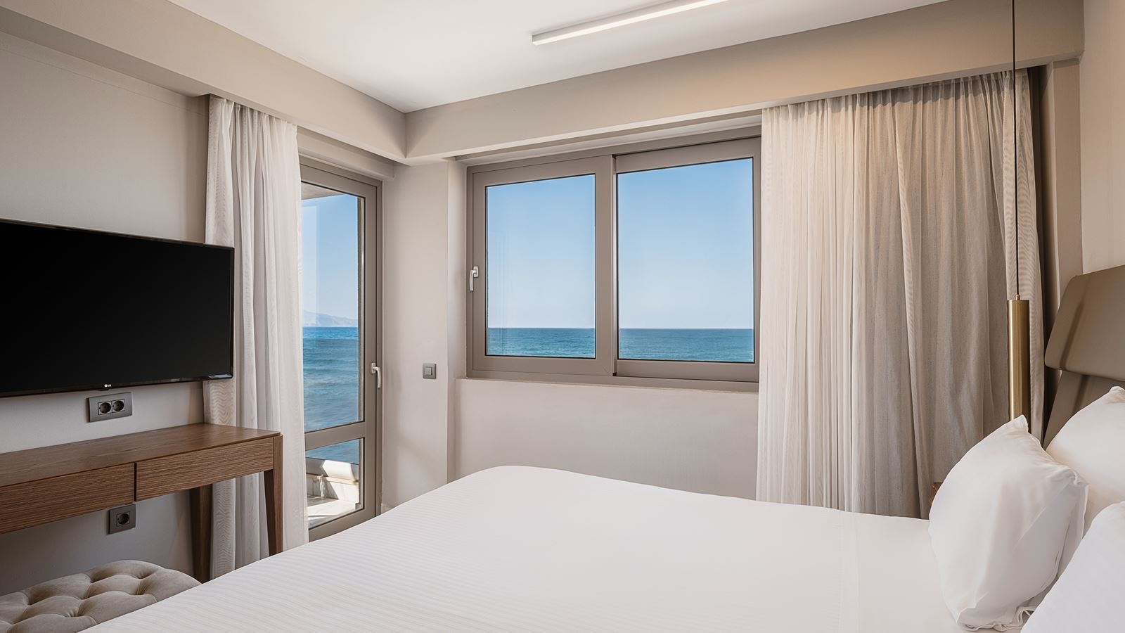 rooms-serenity-suite-1-bedroom-sideseaview-balcony-or-terrace