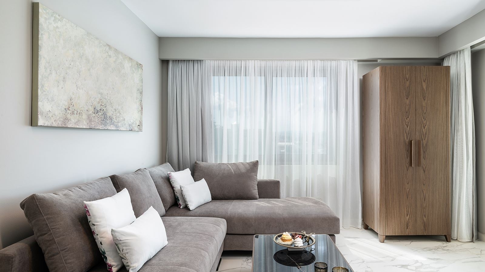 rooms-serenity-suite-1-bedroom-sideseaview-balcony-or-terrace