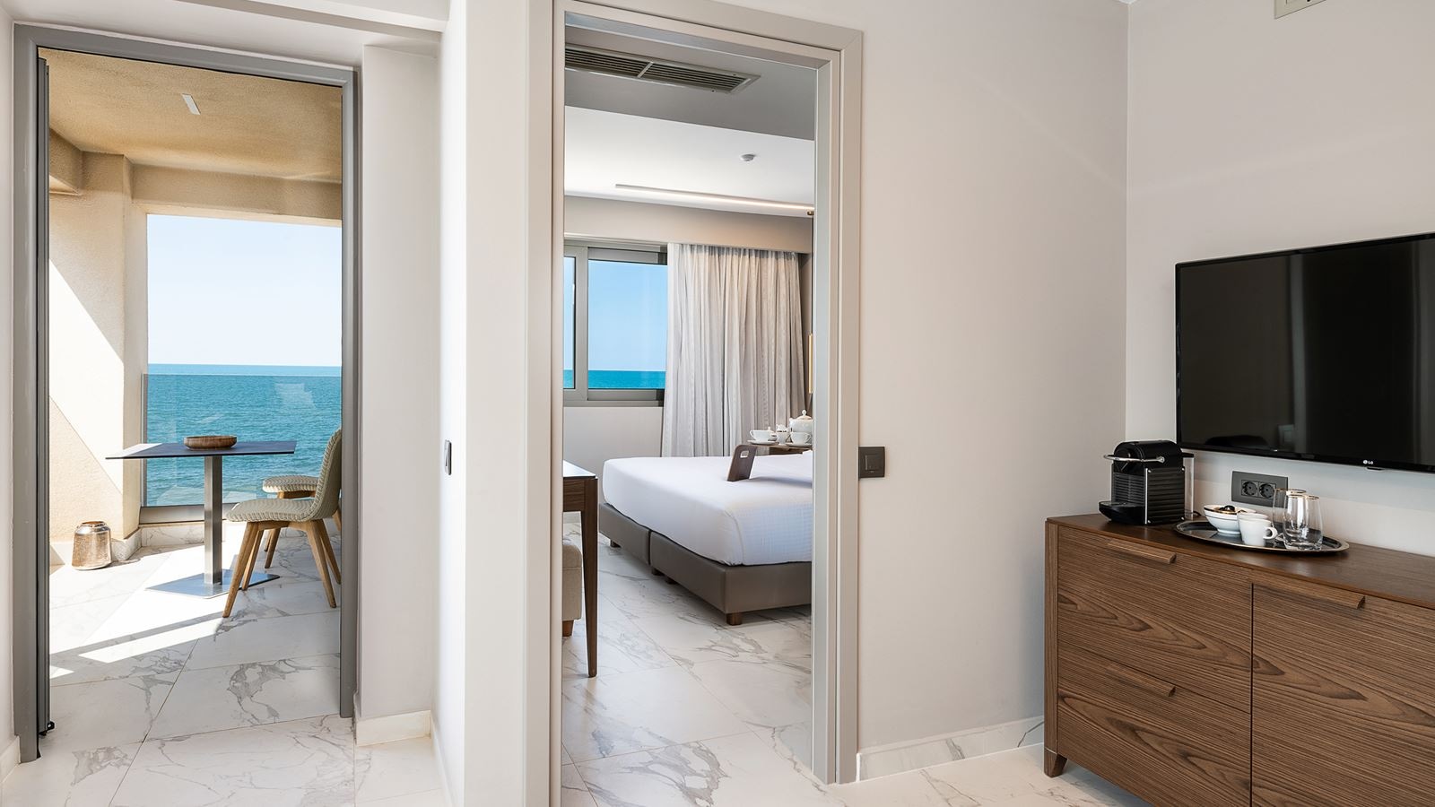 rooms-serenity-suite-1-bedroom-sideseaview-balcony-or-terrace