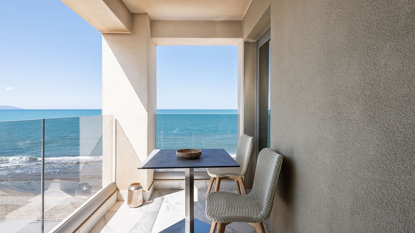 rooms-serenity-suite-1-bedroom-sideseaview-balcony-or-terrace