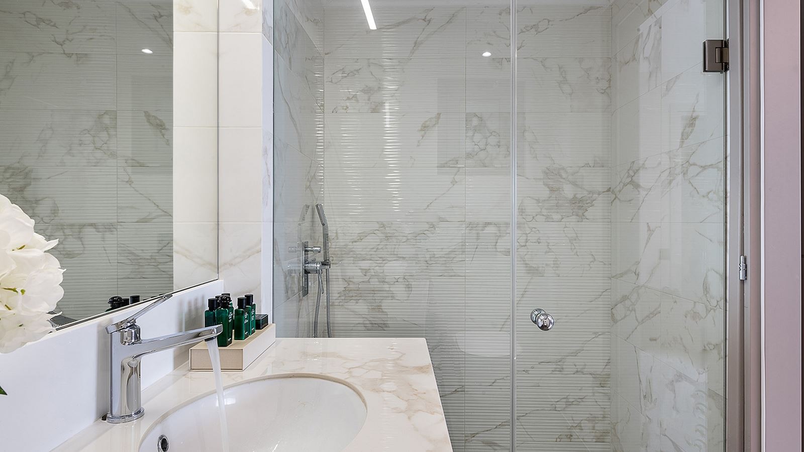 rooms-serenity-suite-1-bedroom-sideseaview-balcony-or-terrace