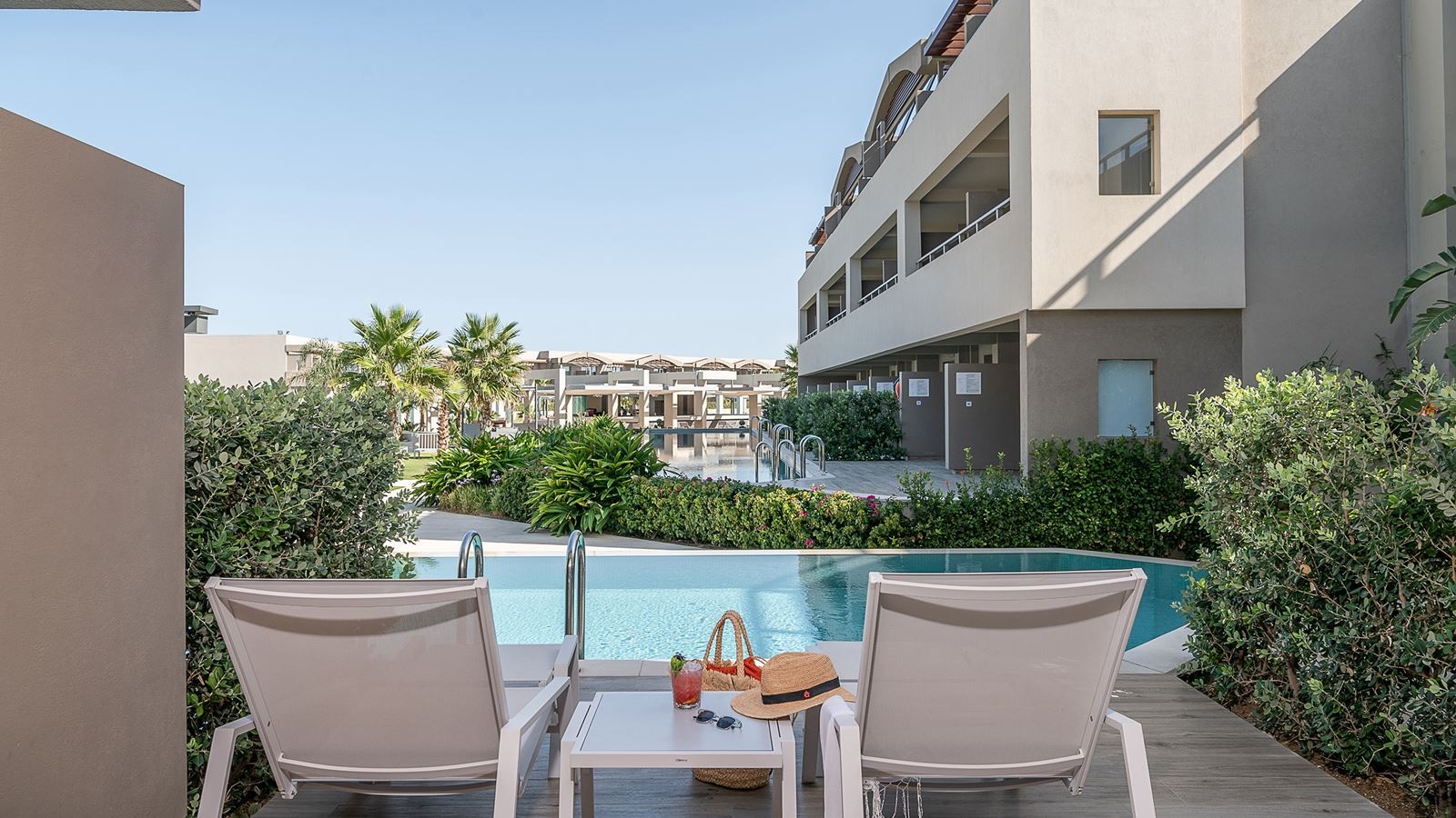 rooms-classic-room-sharing-pool