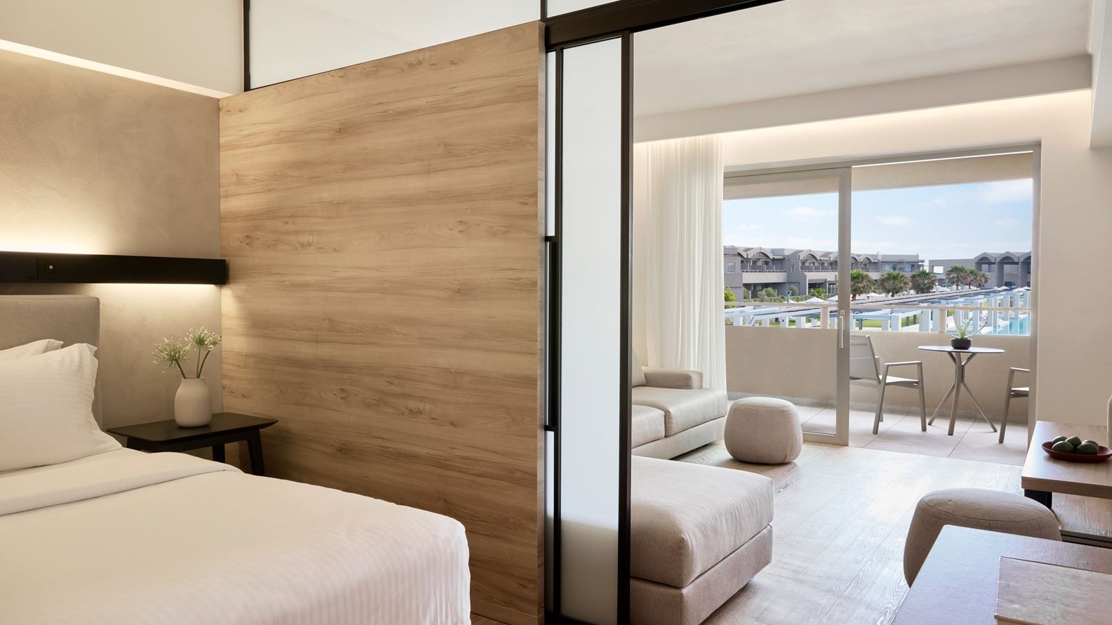 rooms-junior-suite-pool-view