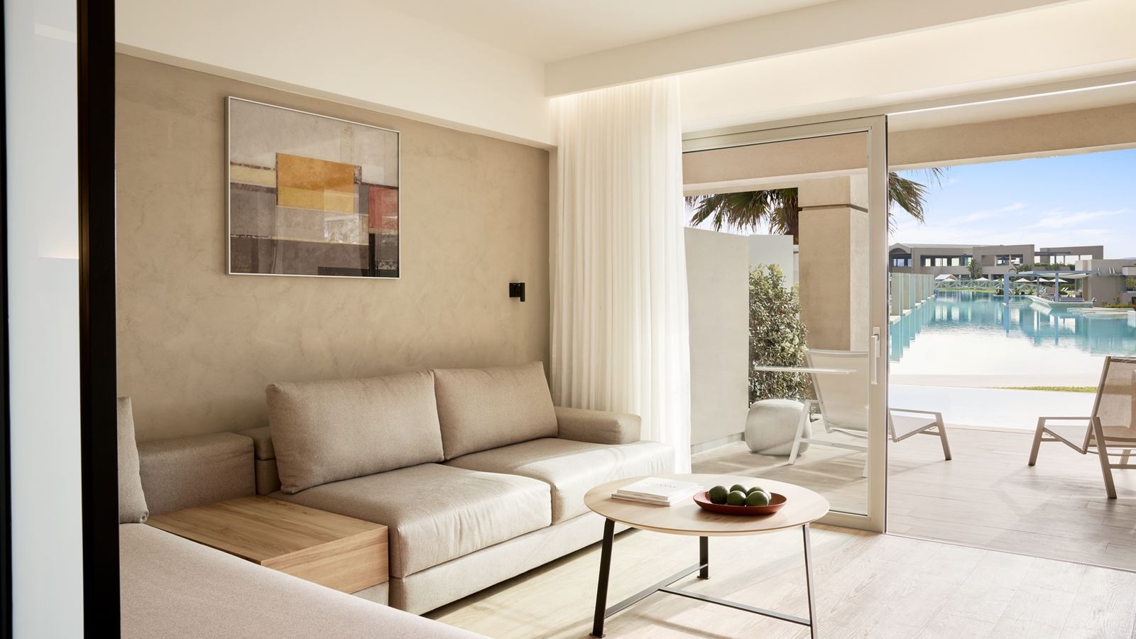 rooms-junior-suite-sharing-pool