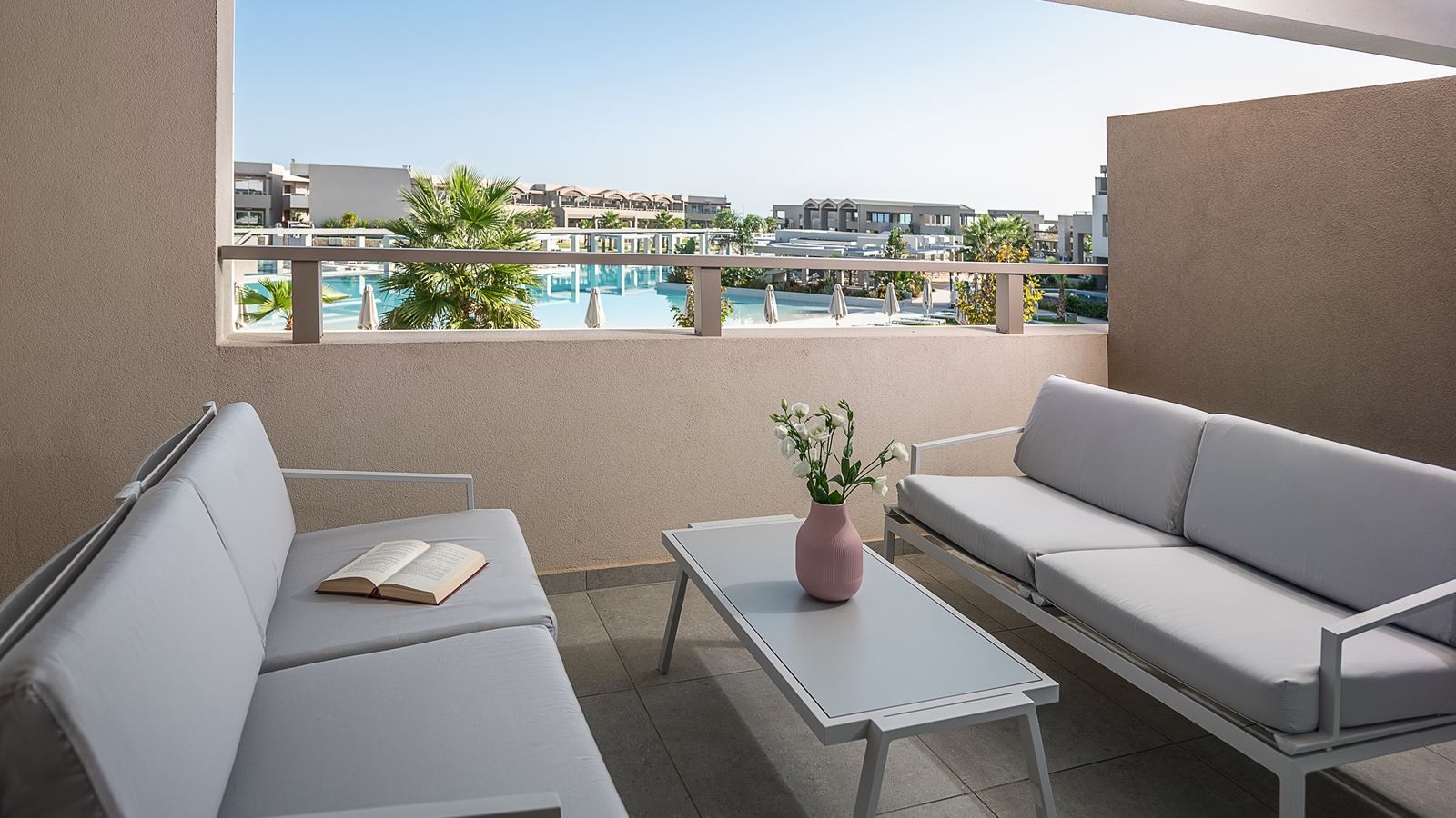 rooms-family-suite-pool-view