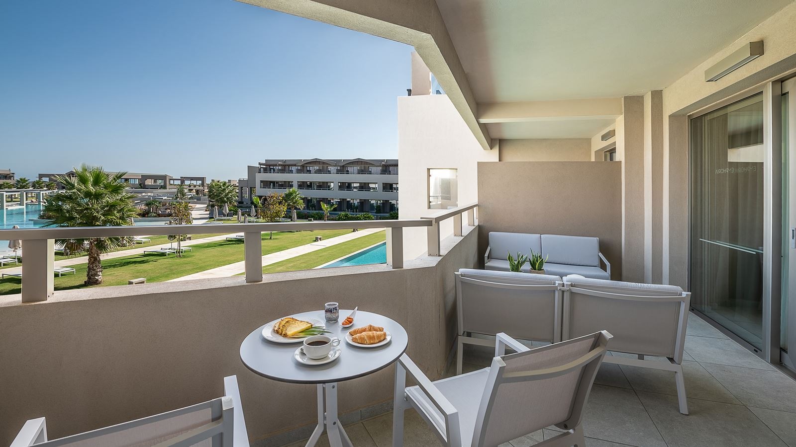 rooms-family-suite-pool-view