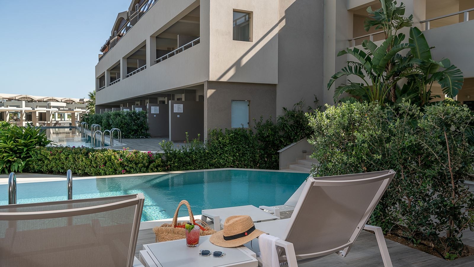 rooms-family-suite-sharing-pool