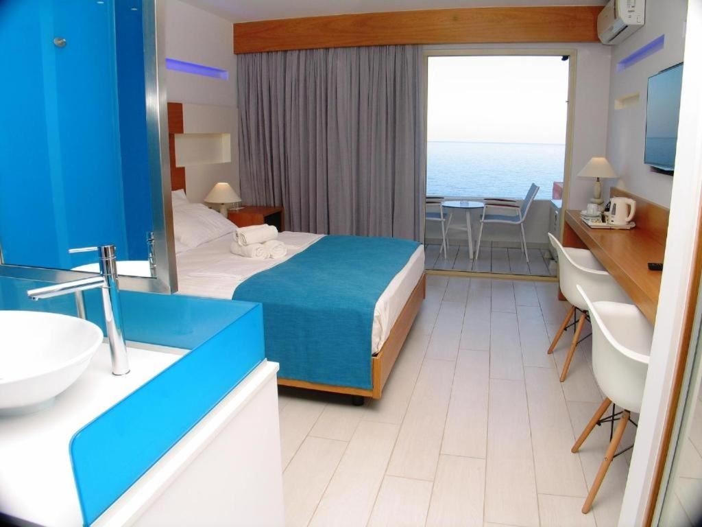 rooms-deluxe-room-with-direct-sea-view