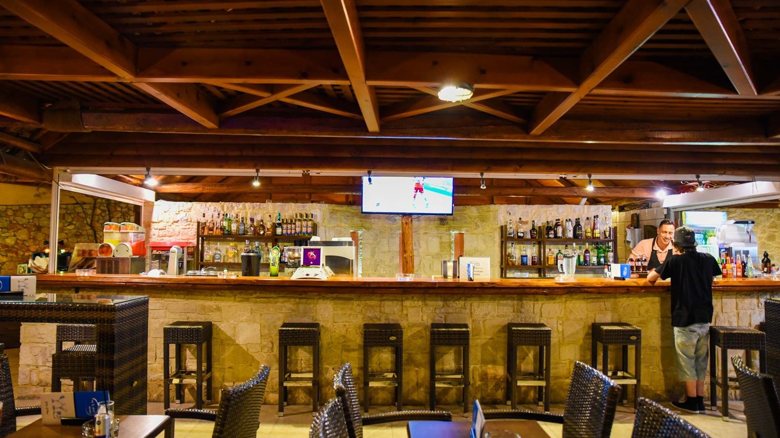 restaurants-pool-bar