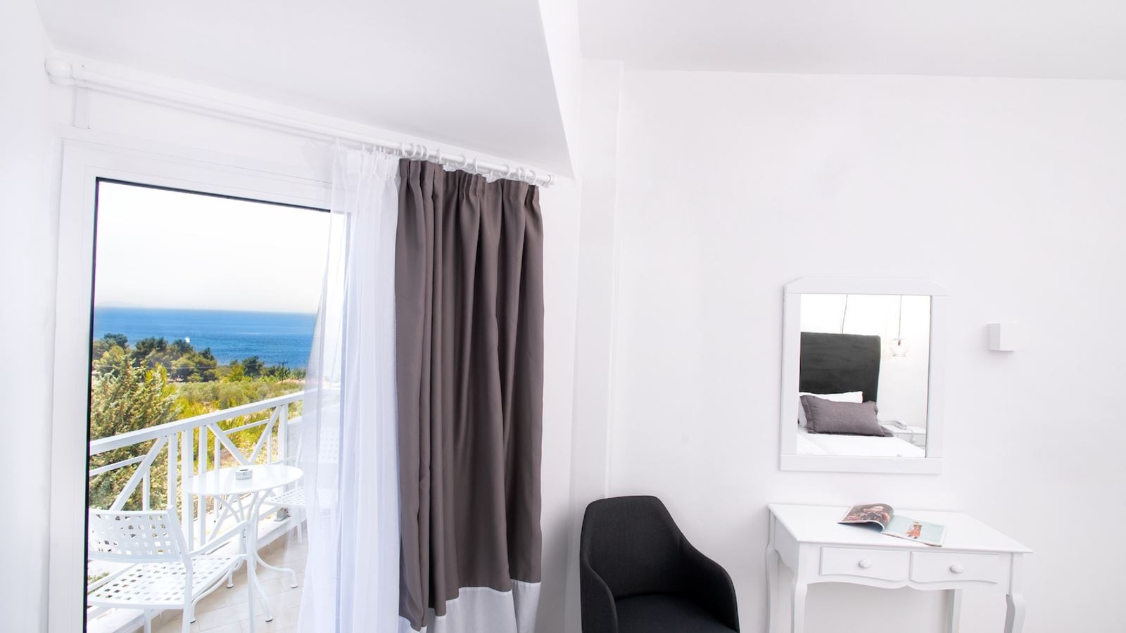 rooms-superior-suite-side-sea-view