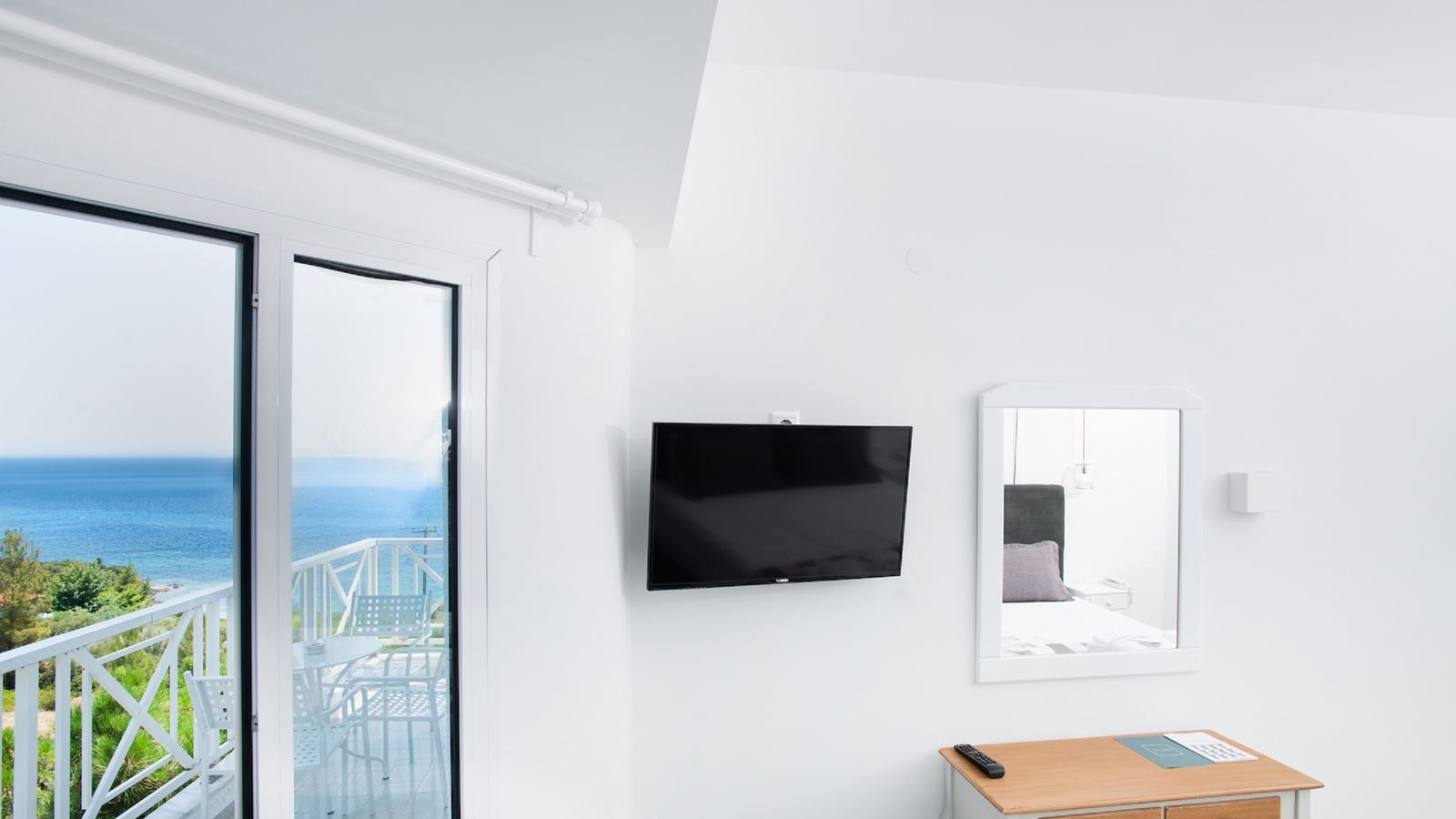 rooms-superior-suite-side-sea-view