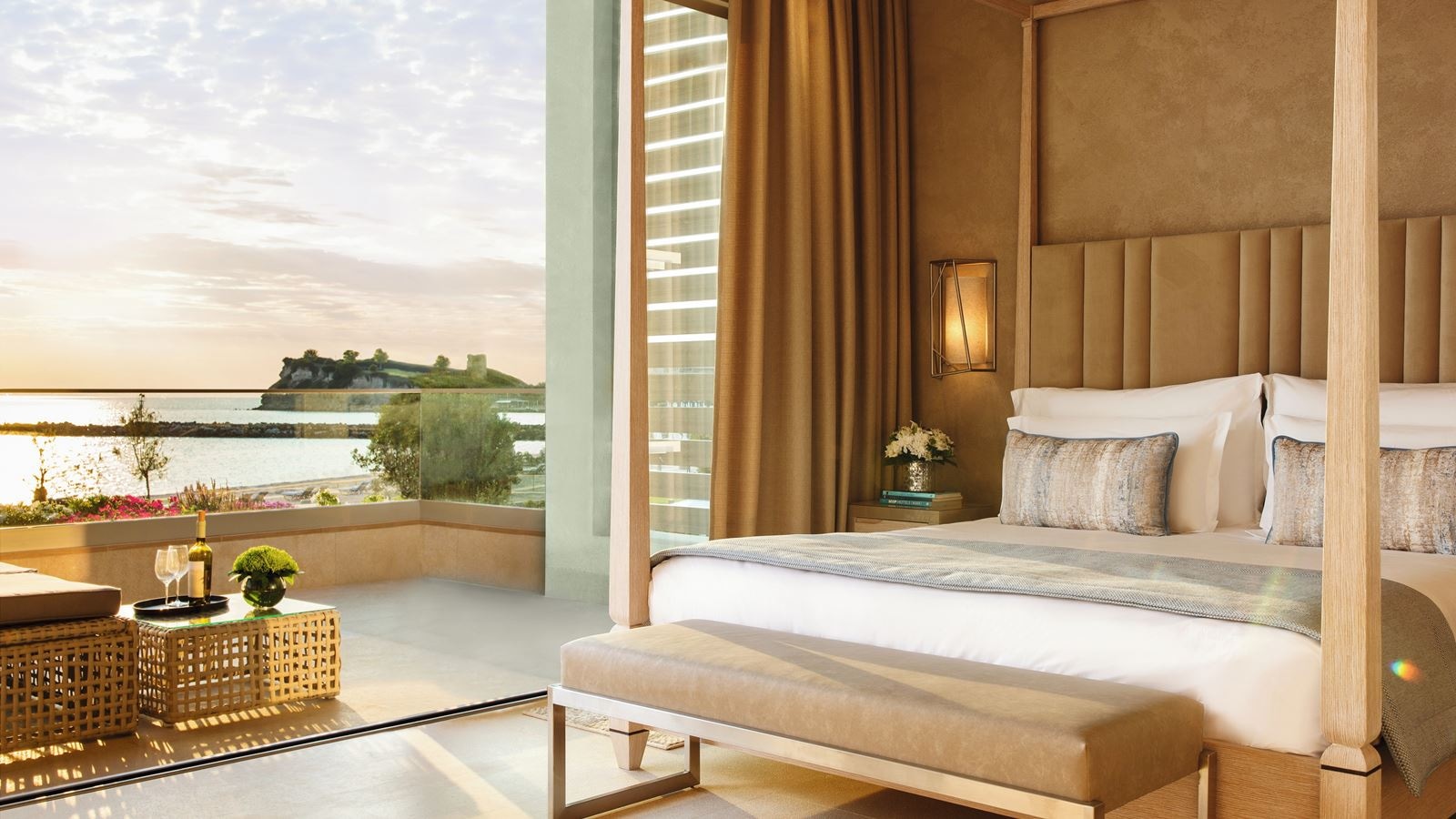 rooms-deluxe-one-bedroom-suite-grand-balcony-beach-front