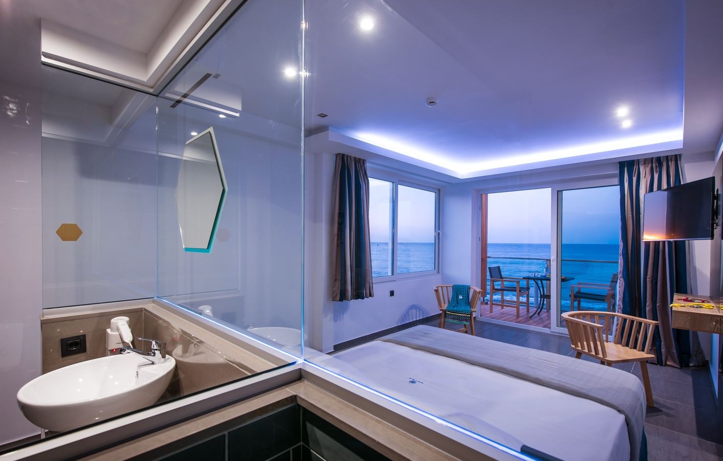 rooms-deluxe-seafront-junior-suite