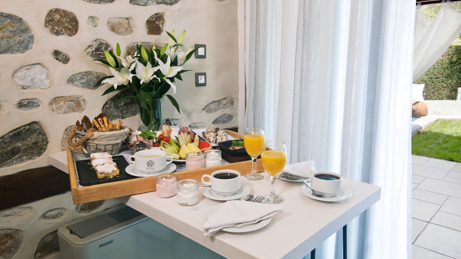 rooms-maisonette-front-pool