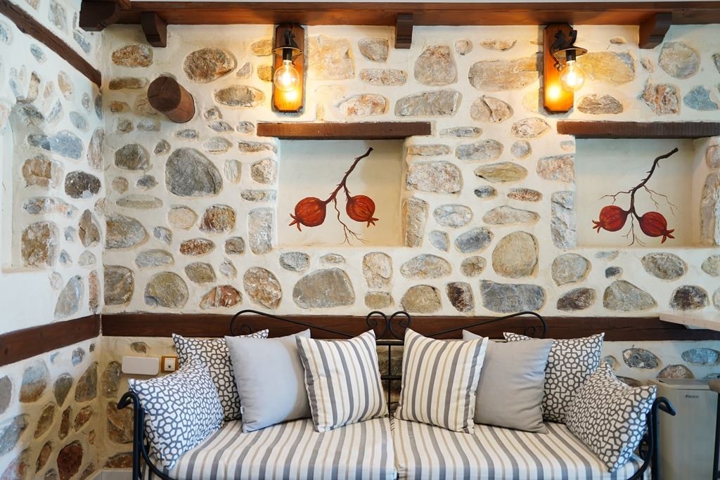 rooms-maisonette-front-pool