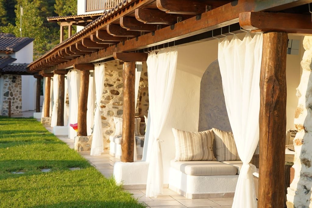 rooms-maisonette-front-pool