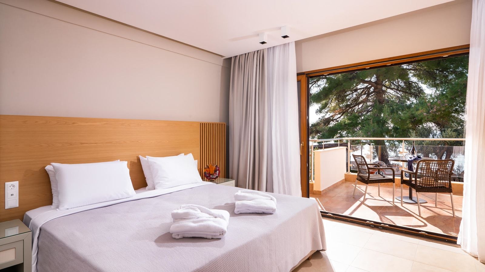 rooms-deluxe-junior-suite-garden-or-pool-view