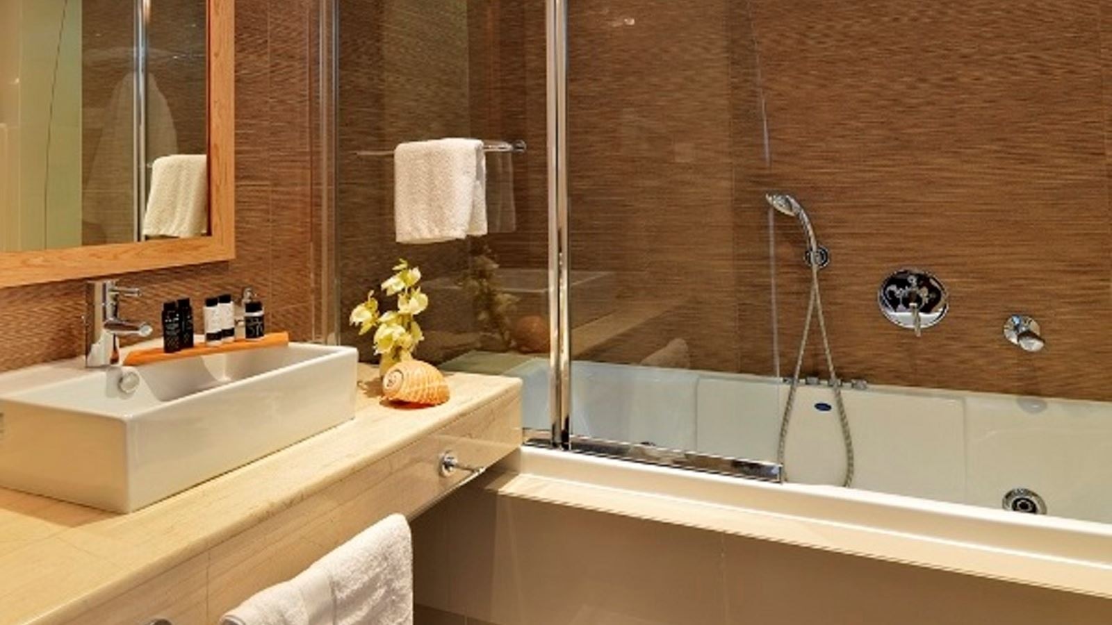 rooms-deluxe-room-side-sea-view