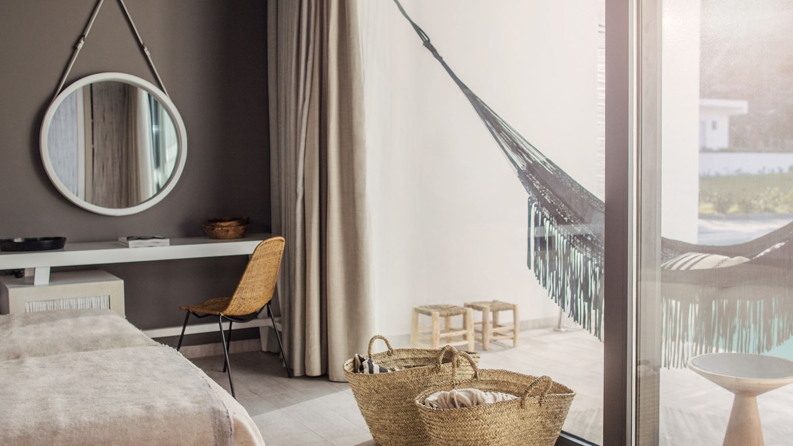 rooms-db-room-sharing-pool--premium-veranda