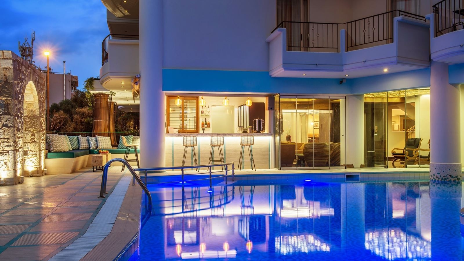 bars-anesis-pool-bar