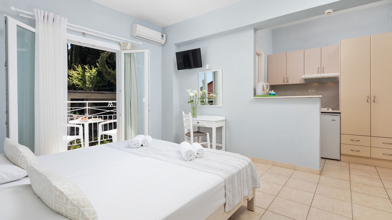 rooms-comfort-studio-with-balcony
